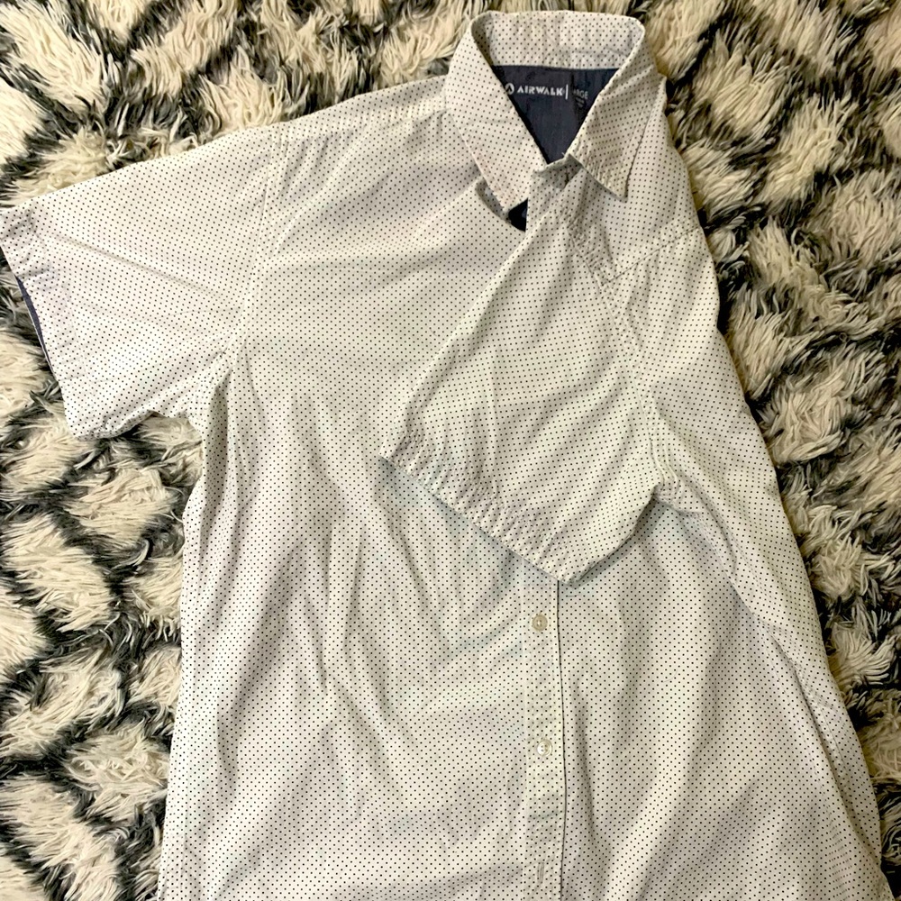 Short Sleeve Airwalk shirt. White width round black dots.